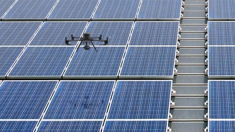 友达以无人机搭配IR Sensor热显像技术进行全方面模块健检，有效降低人力成本并提升发电量