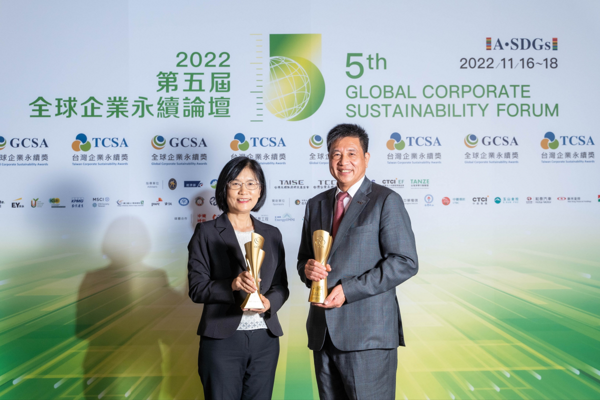 友达作为净零碳排先锋，期引领价值链伙伴同行共好，卫冕制造业组&ldquo;十大典范企业&rdquo; 二连冠殊荣(左：友达光电永续长古秀华，右：友达光电董事长暨执行长彭双浪)