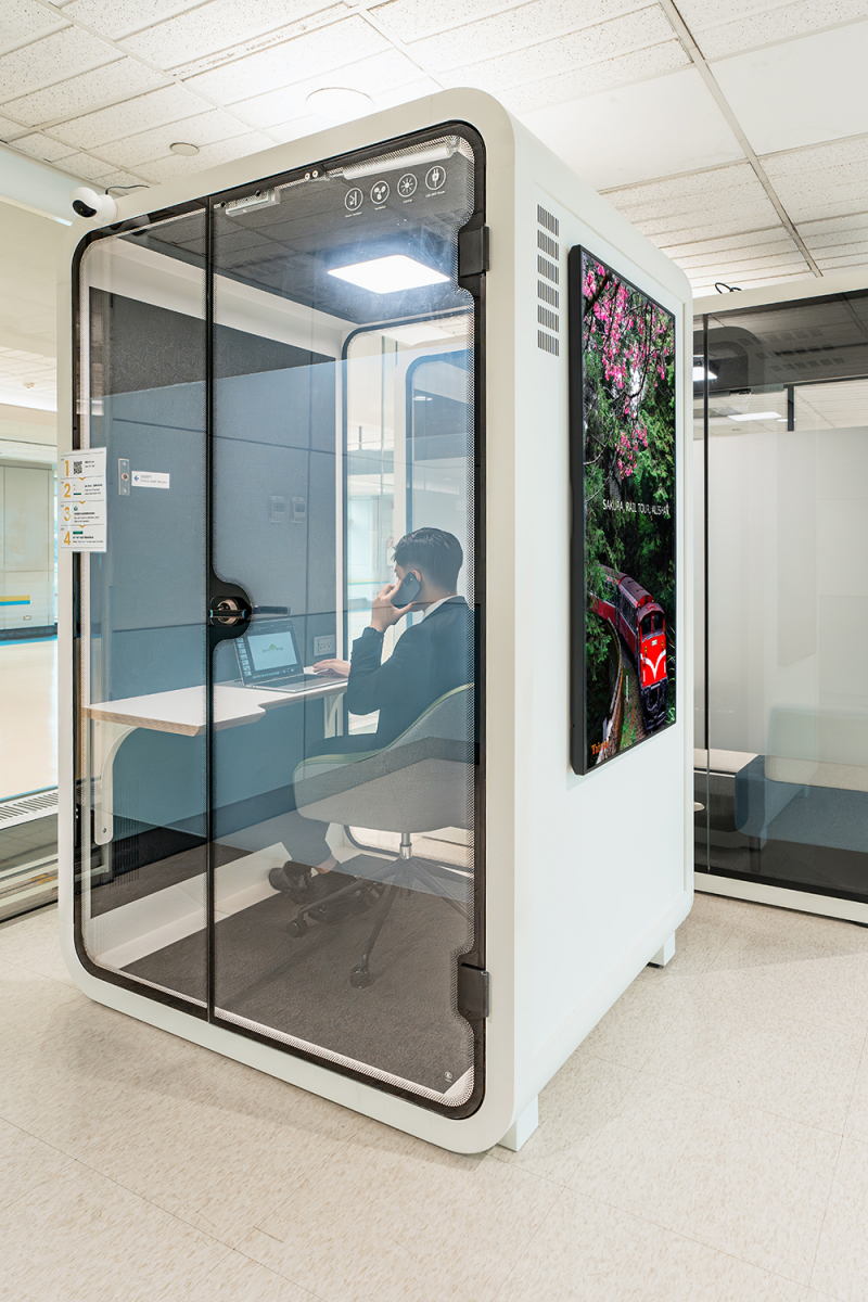 達擎智慧行動辦公艙解決方案讓商務旅客在候機時有效運用時間處理工作或進行會議