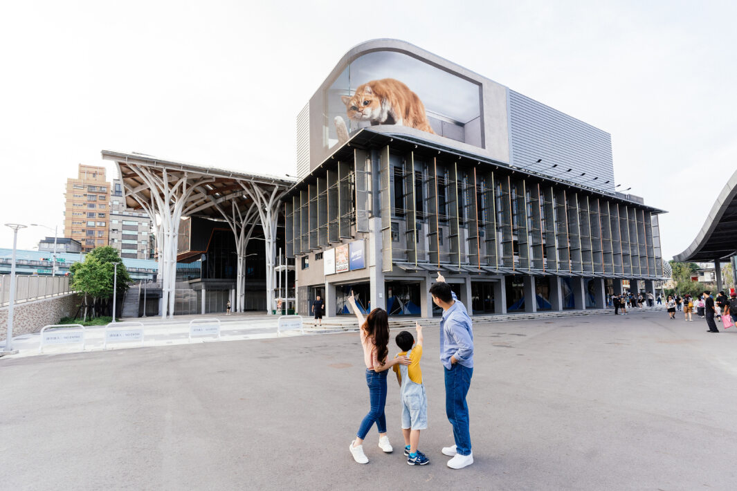 友达打造全台最大户外裸视3D LED弧形萤幕，将超立体的软萌胖橘猫动画活跃于顶楼外墙