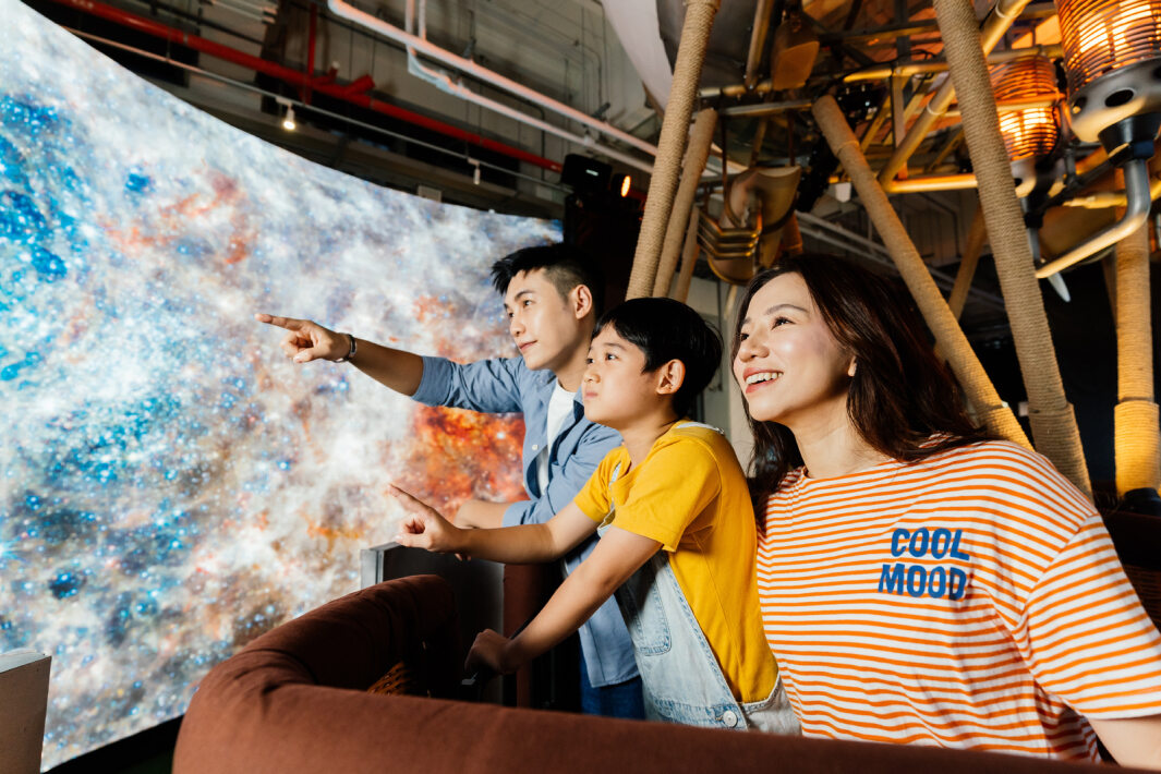 友达打造全台最大宽6公尺、高4公尺、唯一搭载LED弧形拼接显示屏的动感飞行船，让乘客驻足在热气球上，享受身历其境的伪出国旅游乐趣