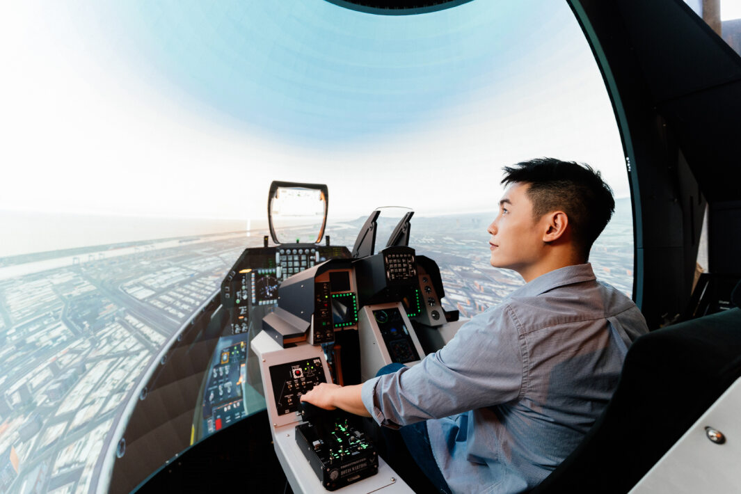 友达以P1.25小间距打造球形LED模拟舱，搭配智崴的精密六轴动态座椅，结合友达专业影像调校技术，呈现拟真模拟飞行场景