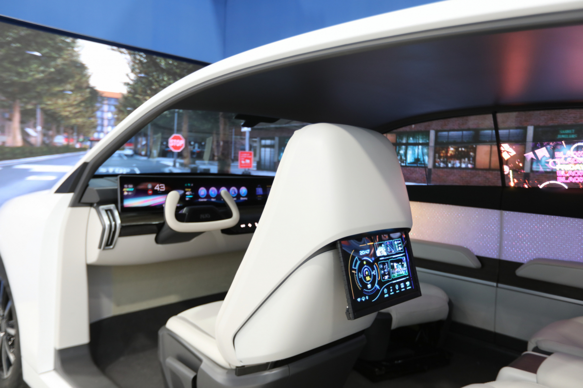 友达的「可卷式后座娱乐显示器」加强后座乘客的感官体验，并保有个性化设计，可依使用偏好进行动态调整。