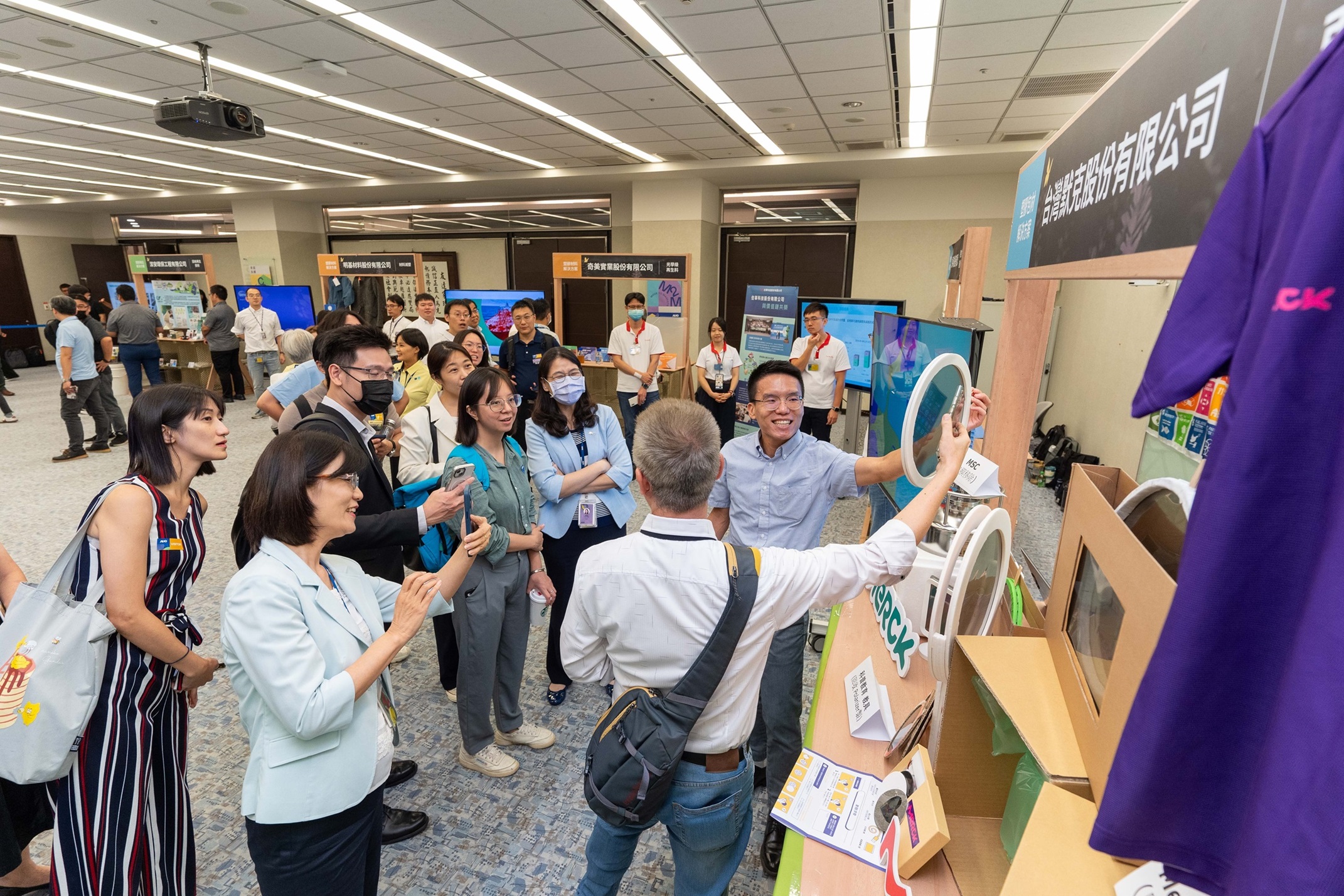 友达连手产业伙伴策划首届生态圈联展，展示如何将废塑料循环再利用，创新解决方案包括：塑料包材再生与循环使用、再生塑料研发及应用、废塑料回收再生技术、减塑生活提案等