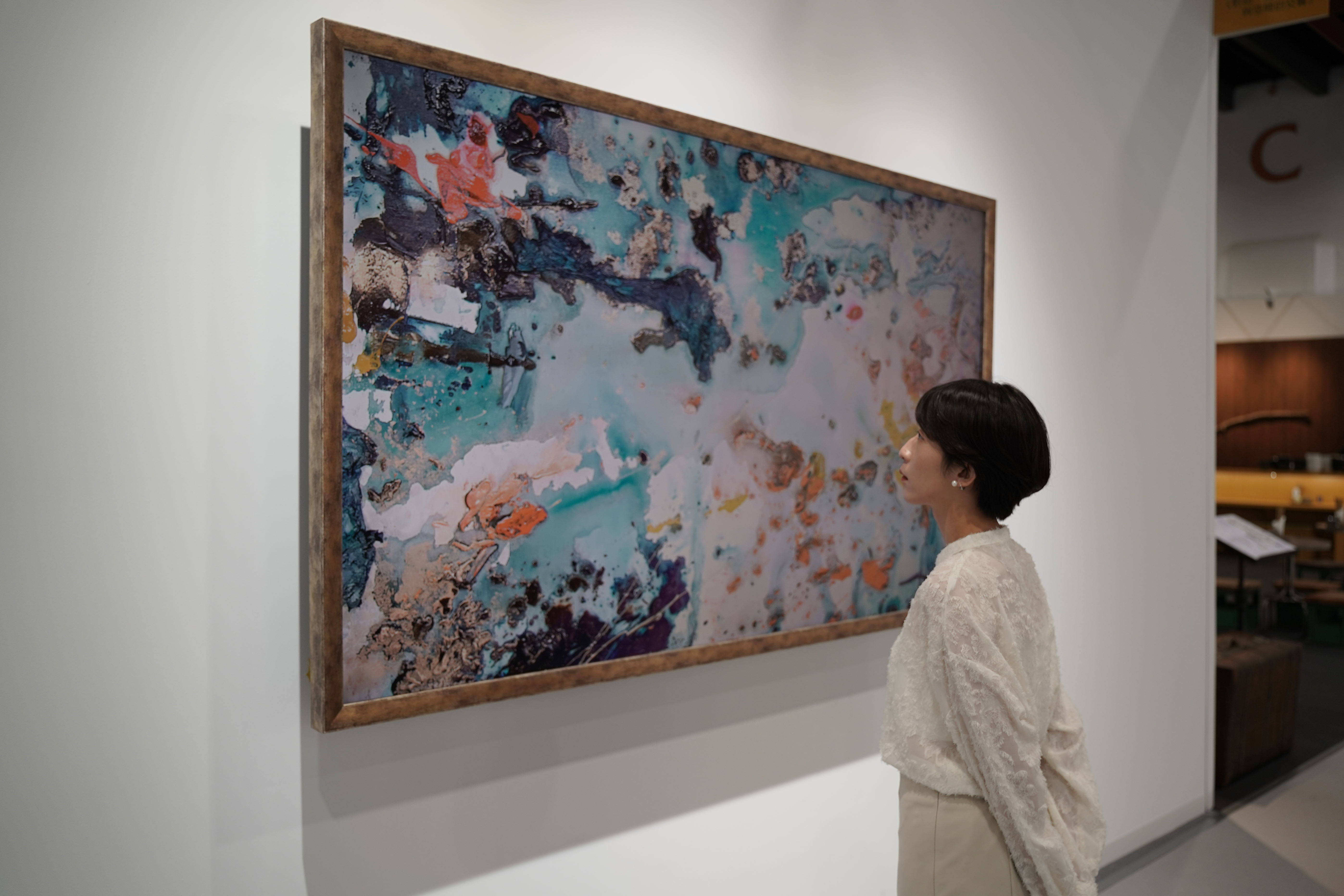 友達FindARTs以獨步全球的A.R.T.先進抗反光技術，提供極致可鑑賞藝術作品細節的柔和介面，搭配國際博物館級認證的色彩還原演算法，重現藝術家創作的真跡色彩和材質肌理，讓虛擬作品在現實中生動展現