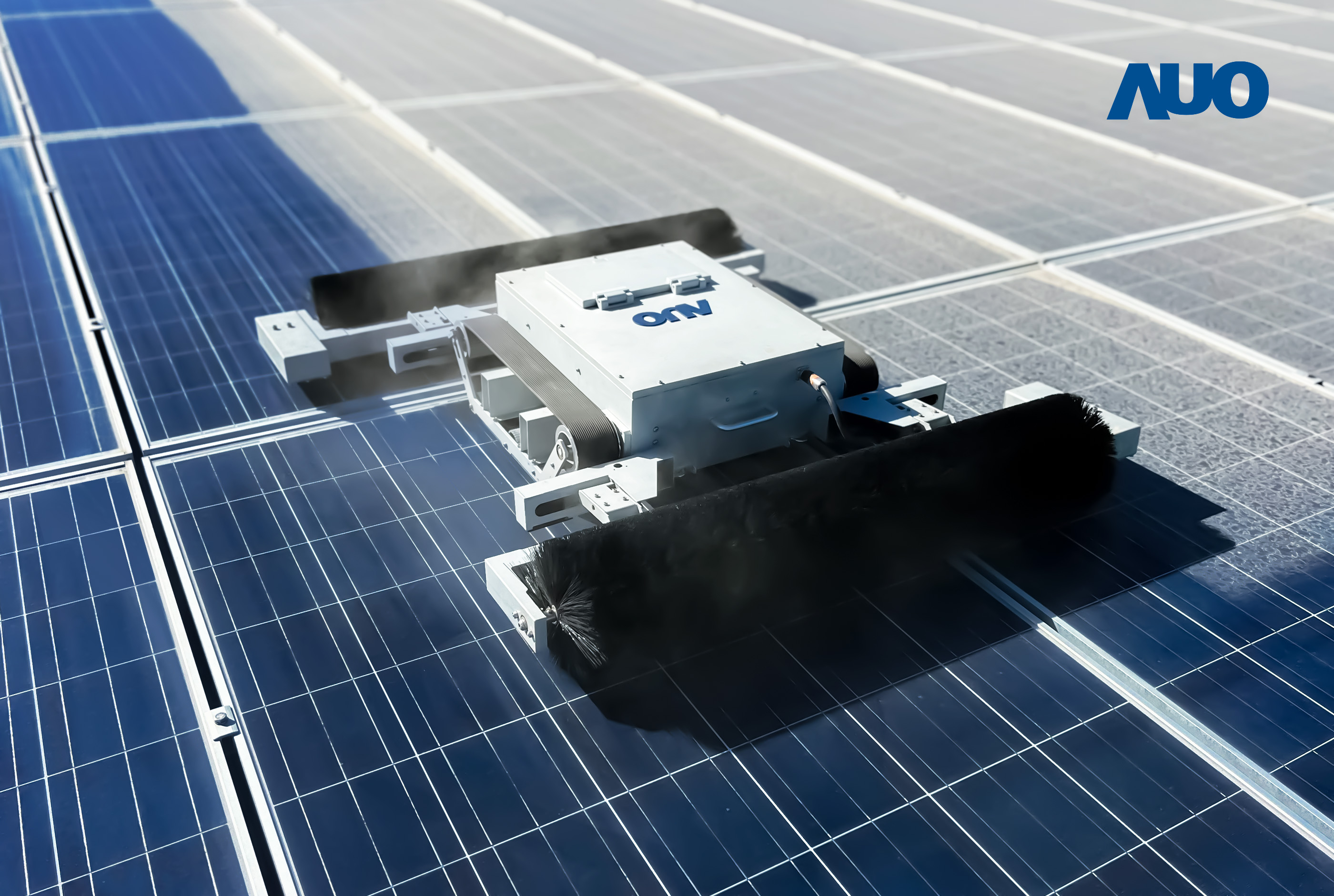 友達「太陽能模組清潔機器人SunCleanBots」，具輕量化、智慧化與高效率優勢，搭載全自動導航清潔模式，已應用於多個太陽能電廠場域，大幅提升太陽能模組使用壽命與效能並降低人力成本，獲台灣精品銀質獎