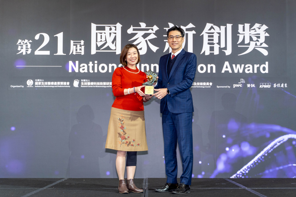 友達旗下子公司友達耘康與達擎分別以「中醫數位化檢測解決方案」及「寬視角3D醫療顯示器」獲得第二十一屆國家新創獎「智慧醫療與健康科技」類別的「企業新創獎」與「國家新創精進獎」兩項殊榮。圖左為衛生福利部政務次長林靜儀、圖右為友達光電智慧醫療事業群總經理廖世宏