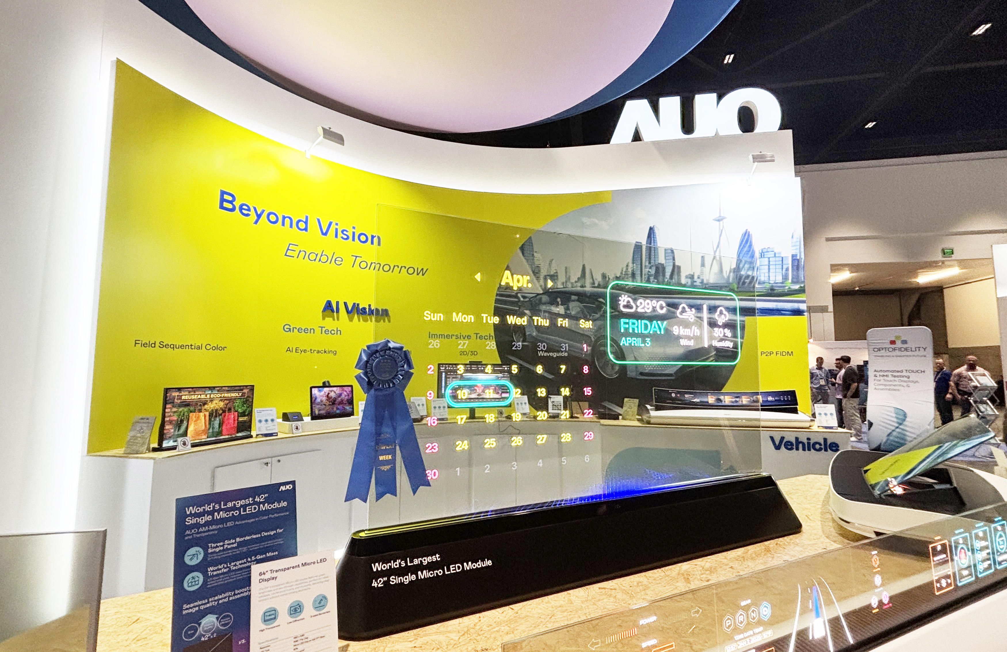 友达64吋透明Micro LED显示器获〝最佳Micro LED技术应用奖〞，其绝妙的透明穿透特性，同时具备1,000 nits的高亮度表现，并透过精细的无缝拼接延伸，可依需求灵活应用于多元场域，展现出Micro LED显示技术划时空的无限潜力