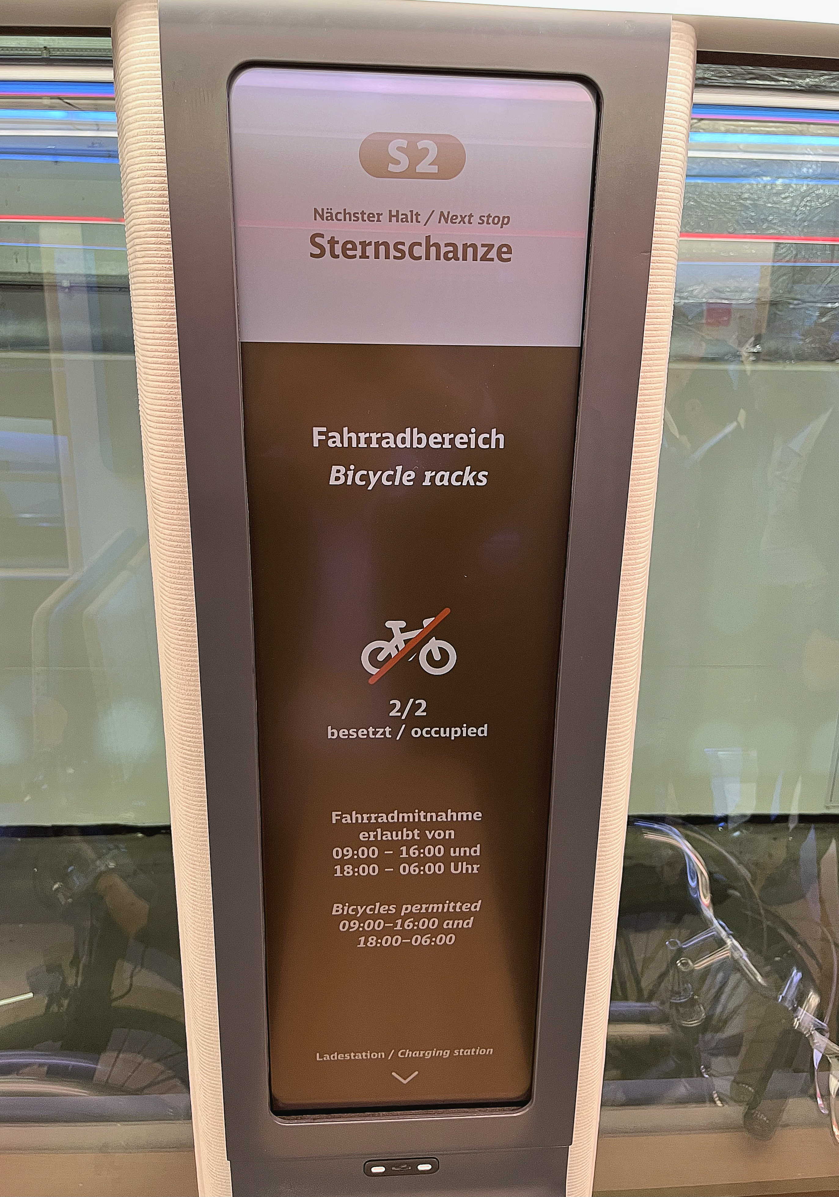 达擎HiRaso显示技术采用胆固醇液晶独特的双稳态特性及反射环境光线的方式，发挥最佳能源运用效率，其仅在更换显示画面时才消耗电力，在持续静止的画面显示上则为零耗电，与传统液晶显示技术相比大幅节省90%能耗