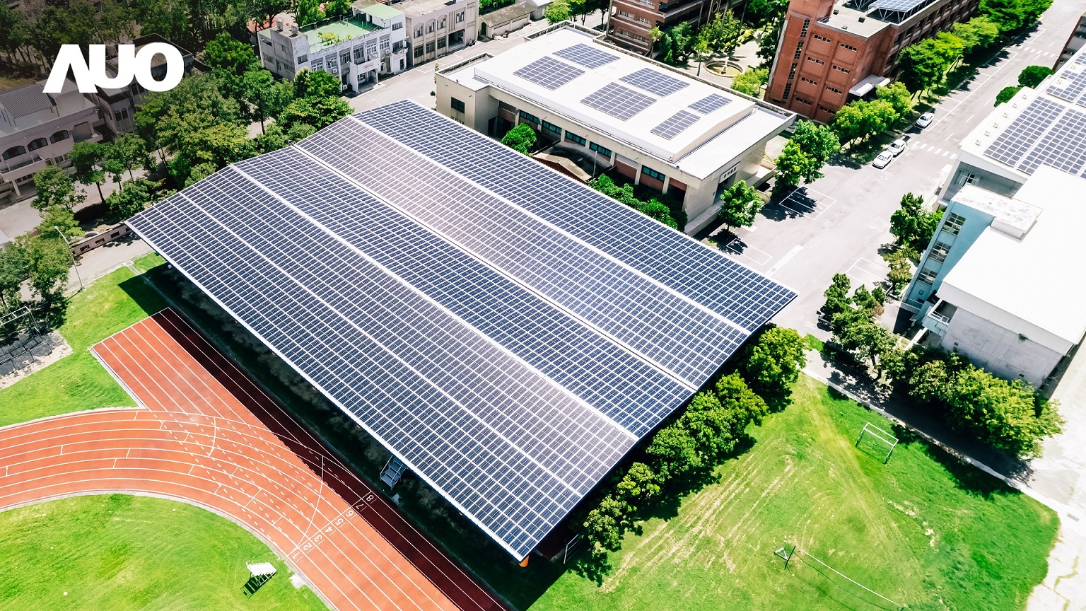 友達SunSteel光電整合型浪板具備快速安裝、輕量化優勢,可提升15%發電效能,通過國際IEC與國內VPC認證安全、防漏、耐候標準